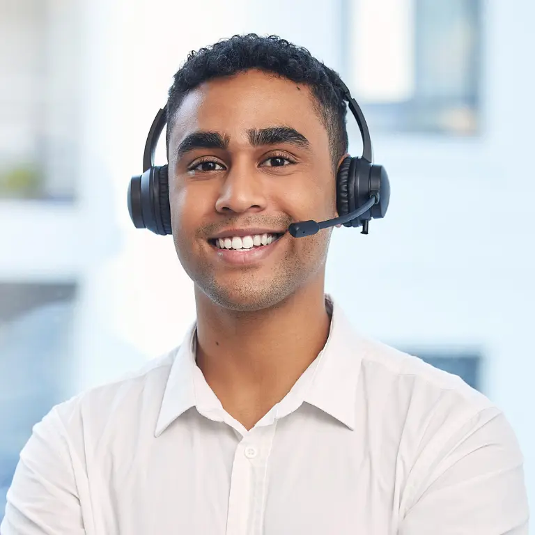 Mitarbeiter im Kundenservice mit Headset unterstützt moderne Serviceprozesse und Kundenanfragen im Ruhrgebiet.