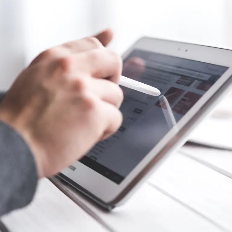 Digitale Bewerbung und Stellenanzeigen auf einem Tablet als Symbol für JOBS Bochum