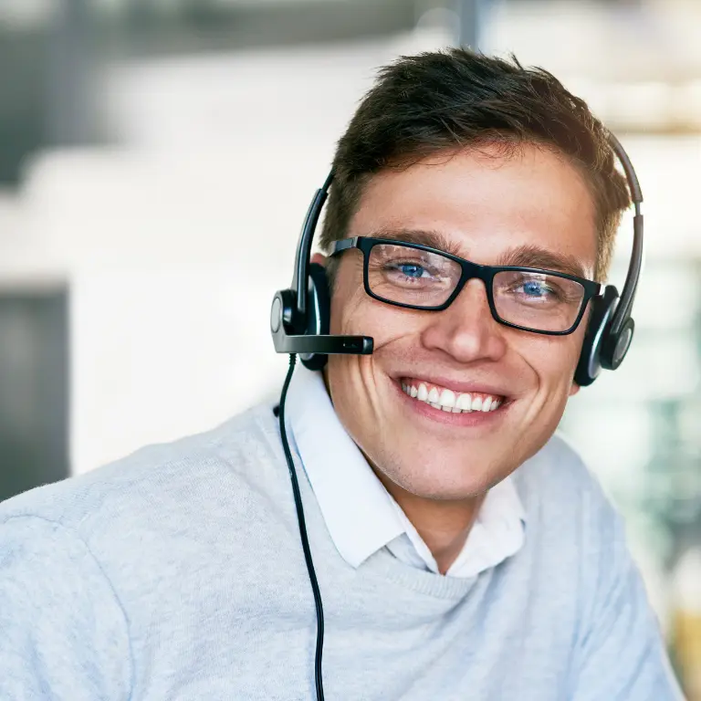 Student bei der Bearbeitung von Kundenanfragen am Arbeitsplatz